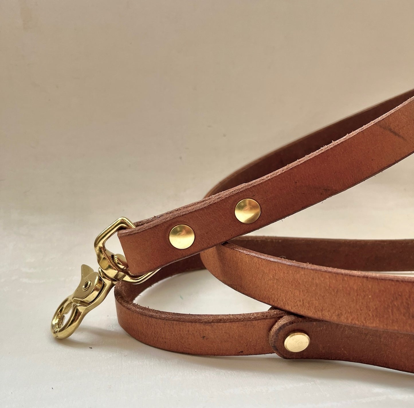 Laisse courte en cuir porté main